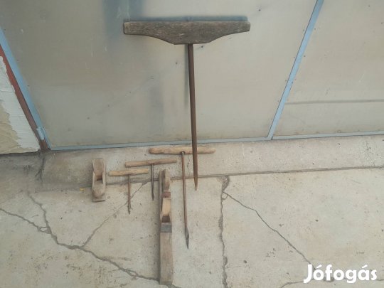 Régiségek, régi asztalos szerszámok. 