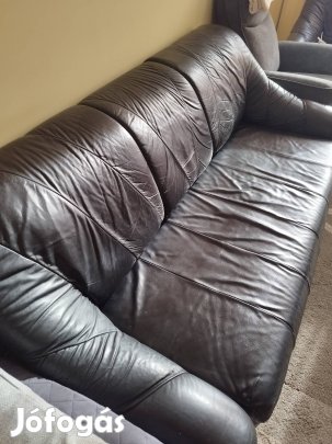 Rekamié valódi bőr huzattal kihúzható ágy betéttel. 