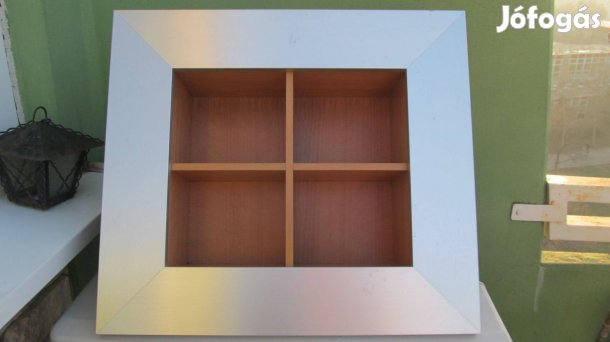 Rekeszes fali polc fém kerettel