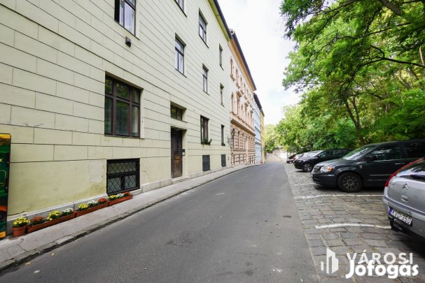 Remek elhelyezkedéssel a Váralja utcában!