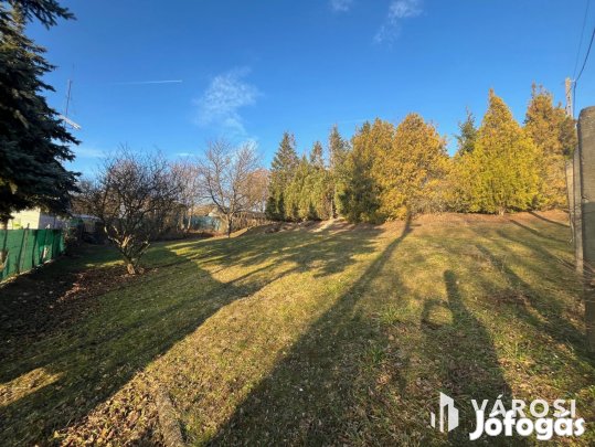 Remek elhelyezkedésű telek Pomázon!