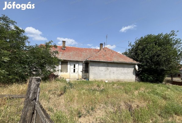 Rémen azonnal költözhető 81 nm-es családi ház eladó