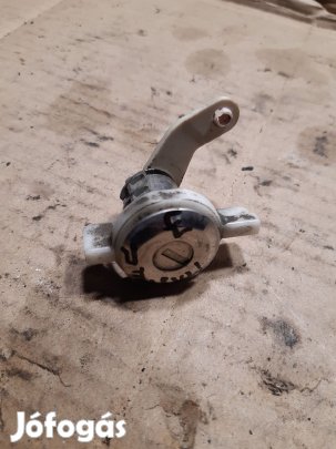 Renault Master Jobb Első Ajtó Zárbetét