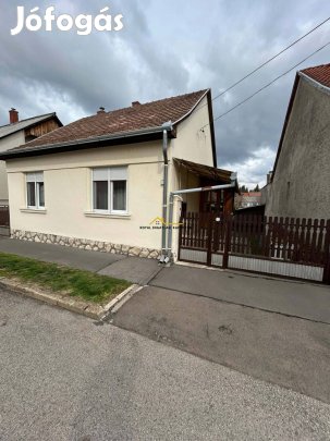 Rendezett családi ház, kisméretű udvarral!