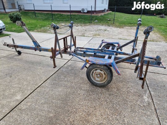 Rendszám nélküli vontatható hajótároló kocsi