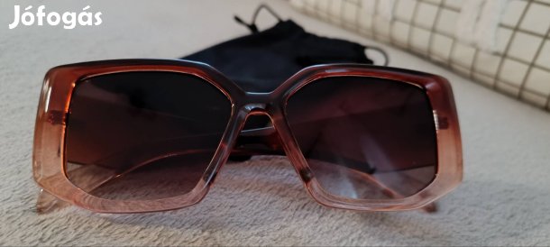 Reseverd női napszemüveg újszerű tároló zsakjaban 