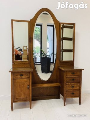 Restaurált száz éves fésülködő tükrös szekrény