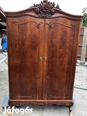 Restaurált szekrény régi antik?