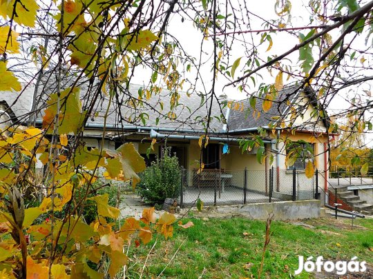 Részben BALATONI panorámás, központközeli családi ház, csendes