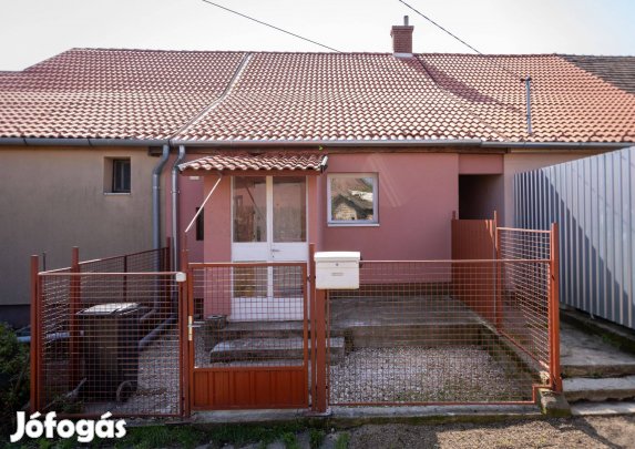 Részben Felújított Sorház 52 m2 ház eladó Várpalota Kálvárián + garázs