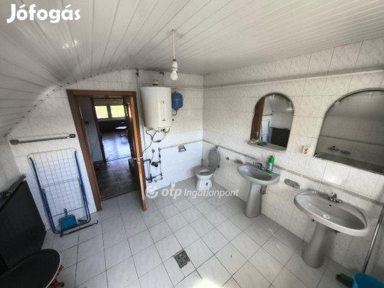 Részben balatoni panorámás családi ház eladó Balatonendréden