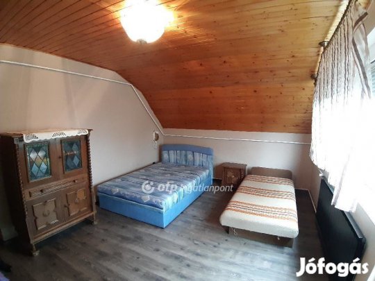 Részben balatoni panorámás családi ház eladó Balatonendréden