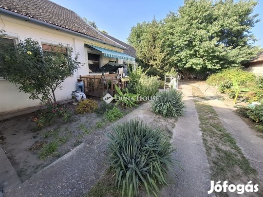 Részben felújított, 3 szobás családi ház garázzsal