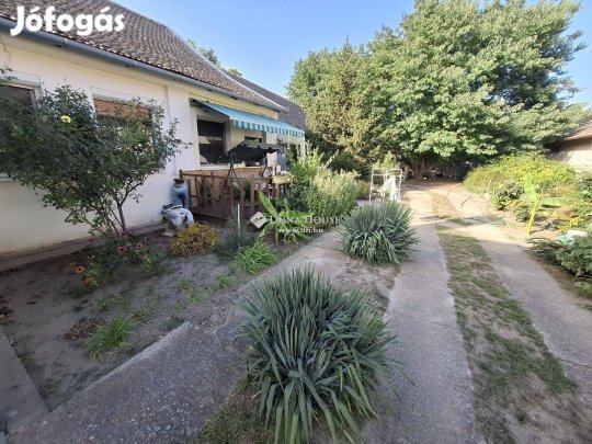 Részben felújított, 3 szobás családi ház garázzsal