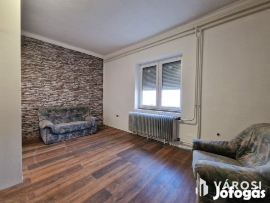 Részben felújított, stabil szerkezetű kertes ház