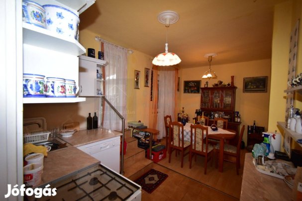 Részben felújított családi ház csendes utcában