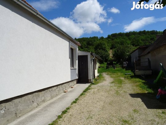 Részben felújított ház Kajárpécen