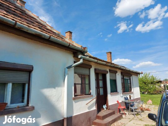 Részlegesen felújított családi ház eladó Fajszon!