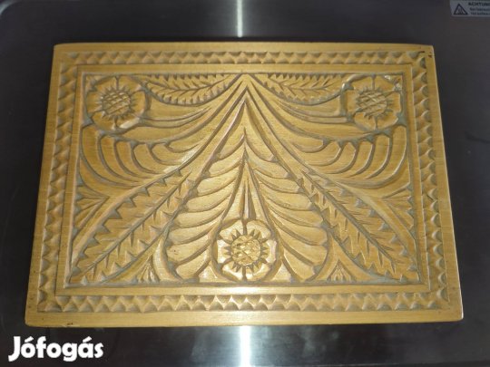 Részletesen faragott régi kis doboz