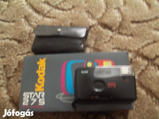 Retro Kodak fényképezőgép dobozában, filmkazettákkal