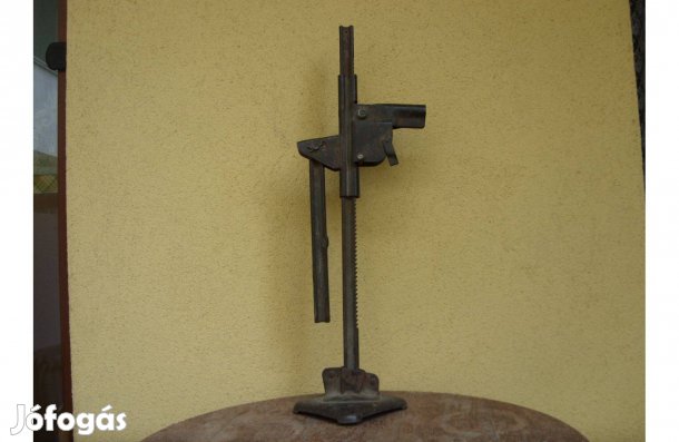 Retró Moszkvics autó emelő