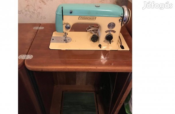 Retro Pannónia lábbal hajtós varrógép