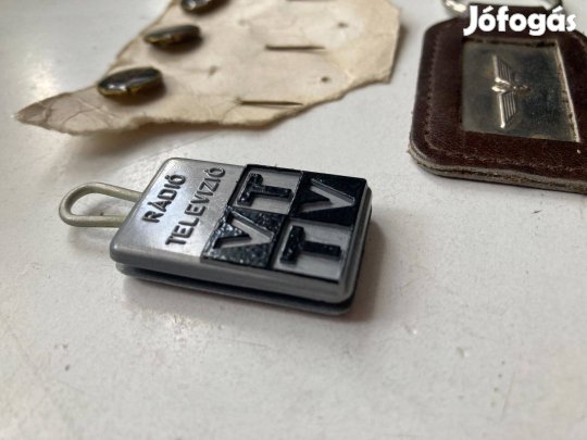 Retró Videoton kabalafigura VT TV rádió televizió 1970s kulcstartó fém