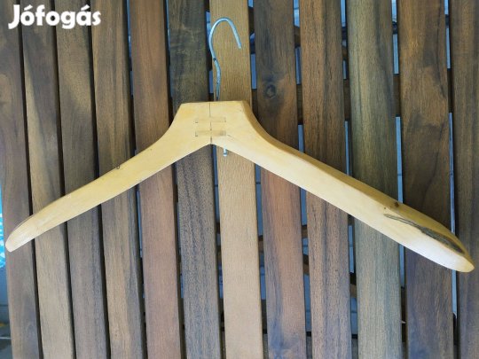 Retro, hagyományos fa vállfa 'fogyasztói ár 9,50Ft' felirattal