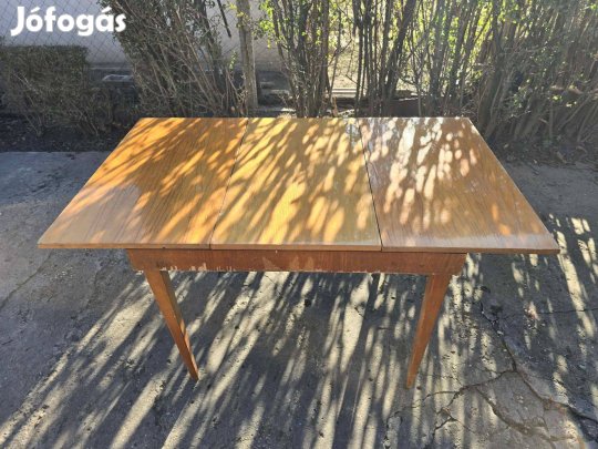 Retro, lakkozott fedelű étkezőasztal