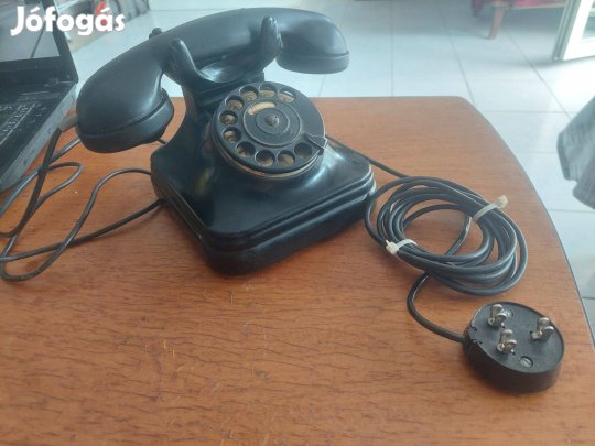 Retro bakelit tárcsás telefon régi csatlakozóval