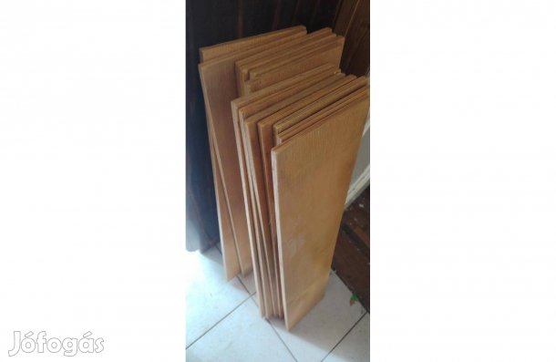 Retró fa polcok, világos tónusú, 60-as évekbeli könyvespolc darabjai