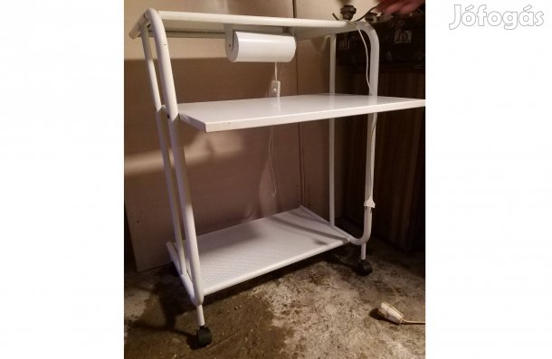 Retro fehér gurulós fém laptop asztal lámpával