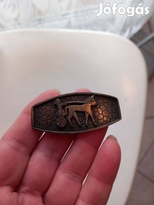 Retro fém egyiptomi jelenetes bross kitűző 5cm kézi ötvös munka