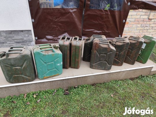 Retró fém üzemanyagos kannák / Jerrycan