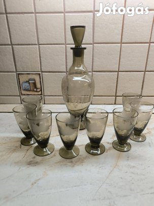 Retro füstüveg metszett, szőlőfürtös boros készlet, palack+8 db talpas