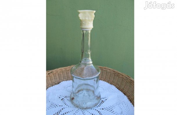 Retro görögoszlopos konyakos üveg