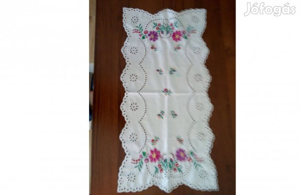 Retró hímzett, azsúrozott terítő, asztalközép, futó. 74x37 cm