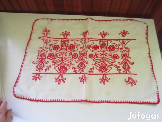 Retró hímzett terítő