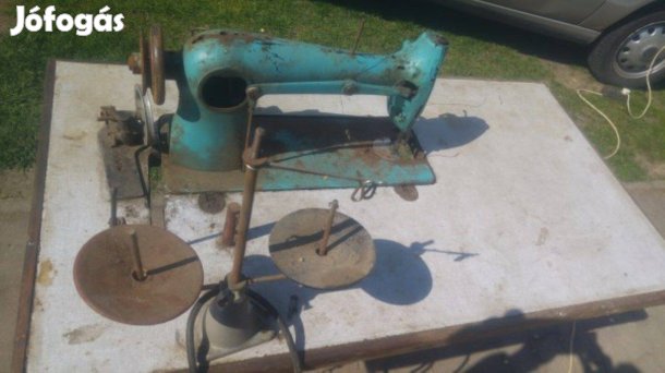 Retro ipari bőrvarrógép asztallal és öntöttvas lábakkal
