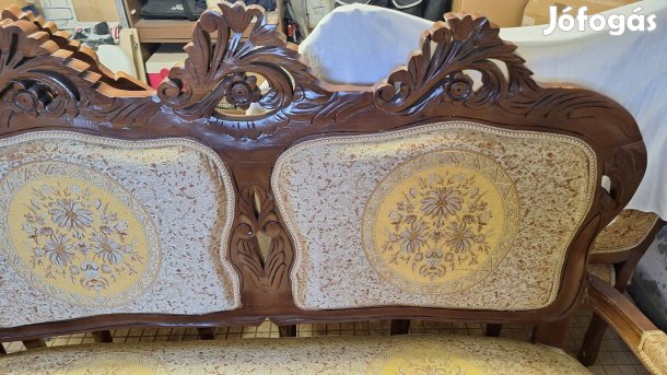 Retró kanapé és négy szék. 