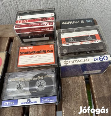 Retro kazetták és kazettatartó 1000Ft/db eladó Budán!
