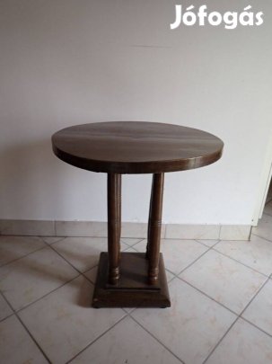 Retro kerek asztalok