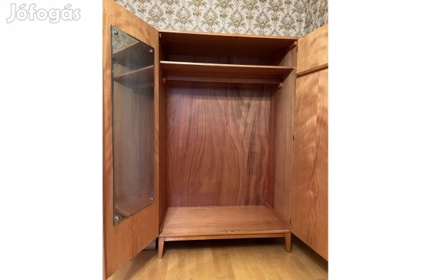 Retró kétajtós, akasztós, megkímélt állapotú szekrény eladó