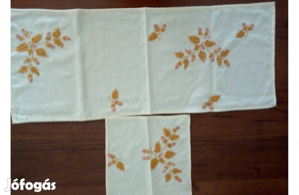 Retró kézi hímzett terítők, óarany makkos futó szalvétával