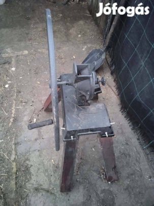 Retró kézi terménydaráló