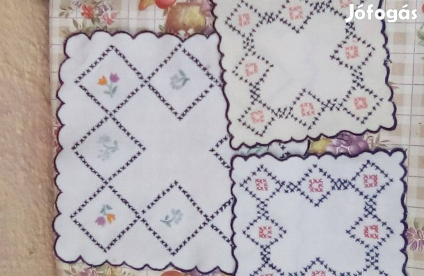 Retro kézzel hímzett kis terítők, 500 ft/db