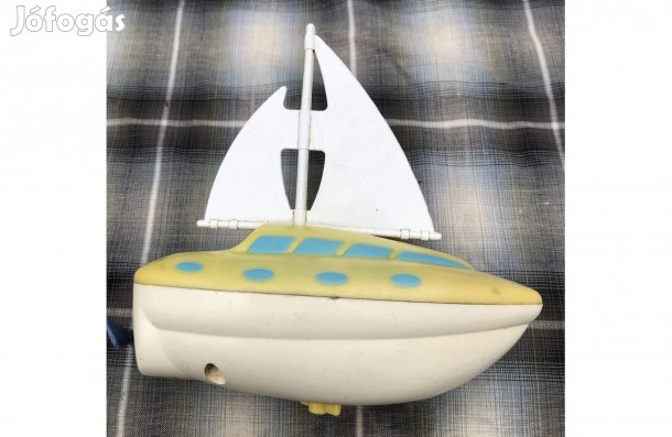 Retró kishajó ,műanyag vitorlás 1500 Ft