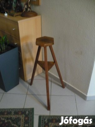 Retro kivitelű fa virágállvány