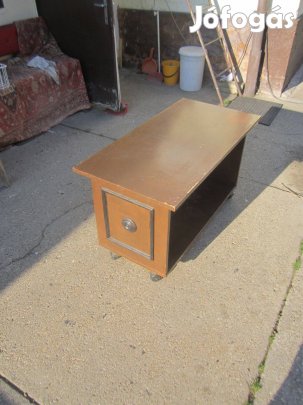 Retró koloniál stílusú dohányzóasztal