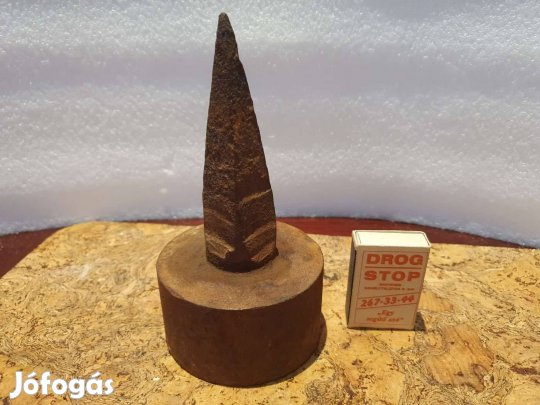 Retro kovácsoltvas kinzóeszköz kaszaélező üllő mezőgazdasági eszköz